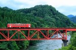 赤い電車と緑の景色