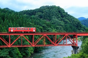 赤い電車と緑の景色