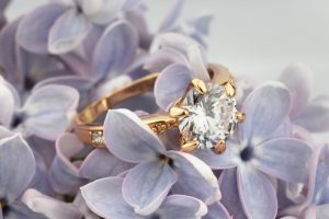 結婚指輪と淡い紫色の花