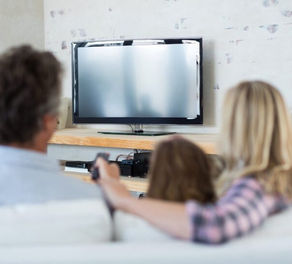 テレビを見る家族