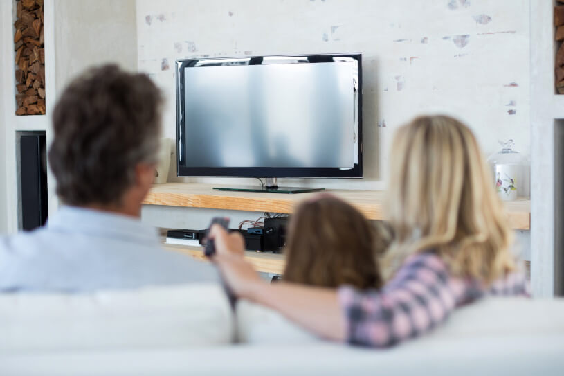 テレビを見る家族