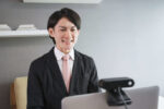 オンライン面接をする男性
