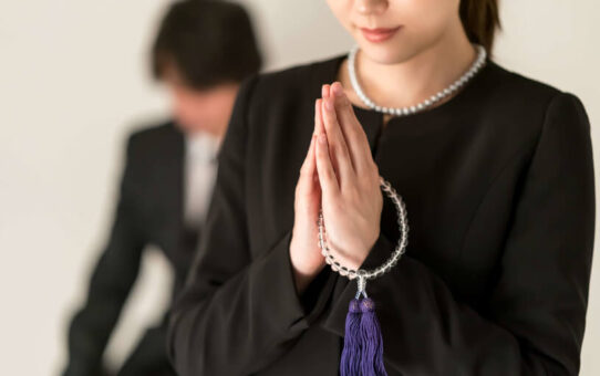 葬儀で手を合わせる人