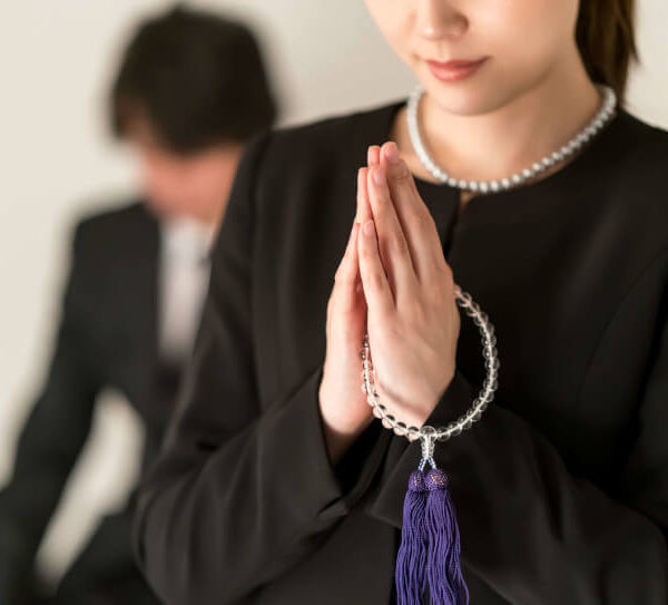 葬儀で手を合わせる人