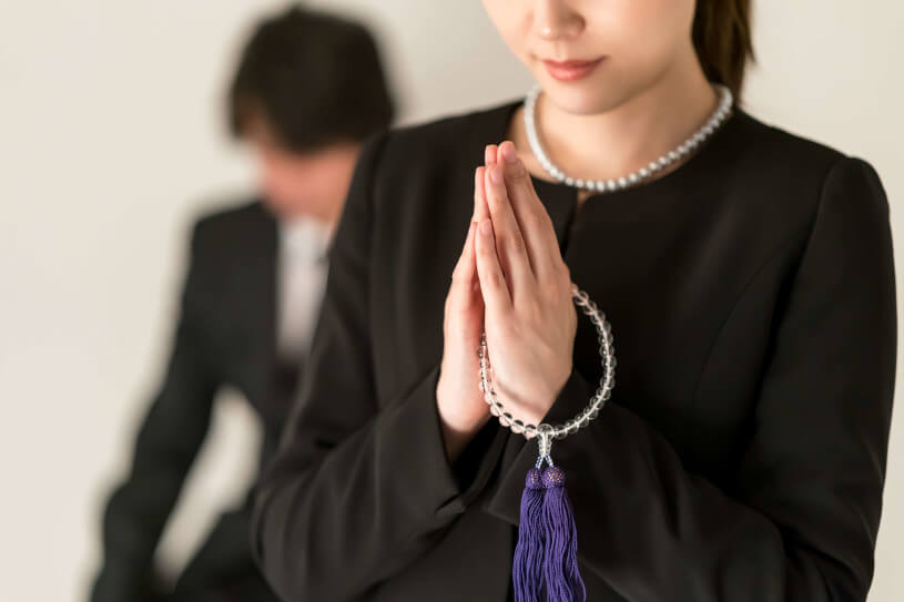 葬儀で手を合わせる人